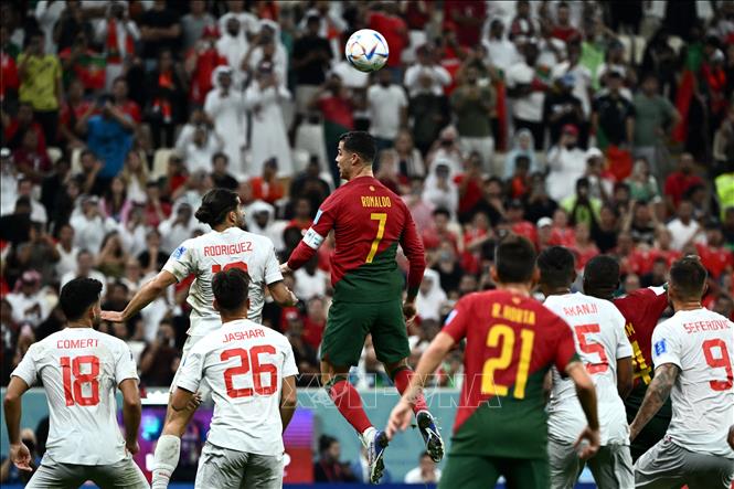 Gần cuối hiệp 2, tiền đạo Ronaldo (số 7) được đưa vào sân. Anh đã ghi bàn vào lưới Thuỵ Sĩ nhưng không được công nhận vì lỗi việt vị. Ảnh: AFP/TTXVN