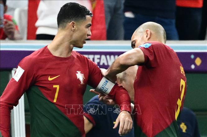 Gần cuối hiệp 2, tiền đạo Cristiano Ronaldo (trái) được đưa vào sân. Pepe (phải) đã trao lại băng đội trưởng cho anh.  Ảnh: AFP/TTXVN
