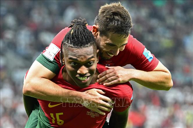 Tiền đạo Bồ Đào Nha Rafael Leao (phía trước) ăn mừng bàn thắng ấn định tỷ số 6-1 cho đội nhà trước Thuỵ Sĩ. Ảnh: AFP/TTXVN