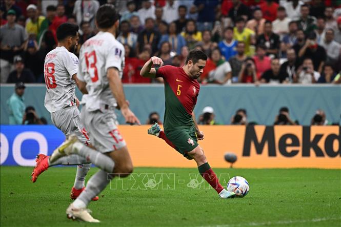 Bồ Đào Nha nâng tỉ số lên 4-0 sau pha lập công của hậu vệ Raphael Guerreiro (phải) với cú dứt điểm quyết đoán. Ảnh: AFP/TTXVN
