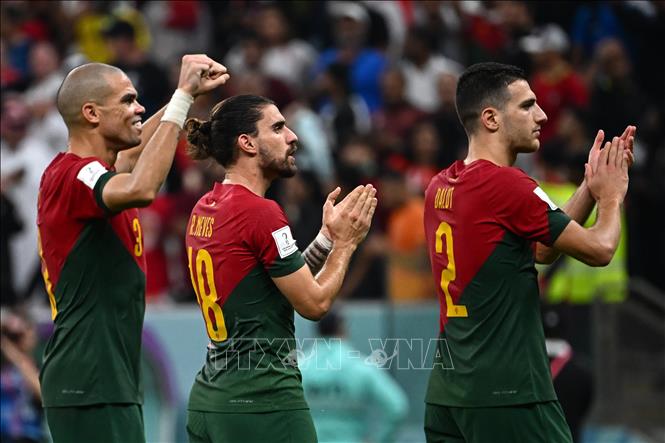 Niềm vui của các tuyển thủ Bồ Đào Nha khi vượt qua Thuỵ Sĩ để vào tứ kết. Ảnh: AFP/TTXVN