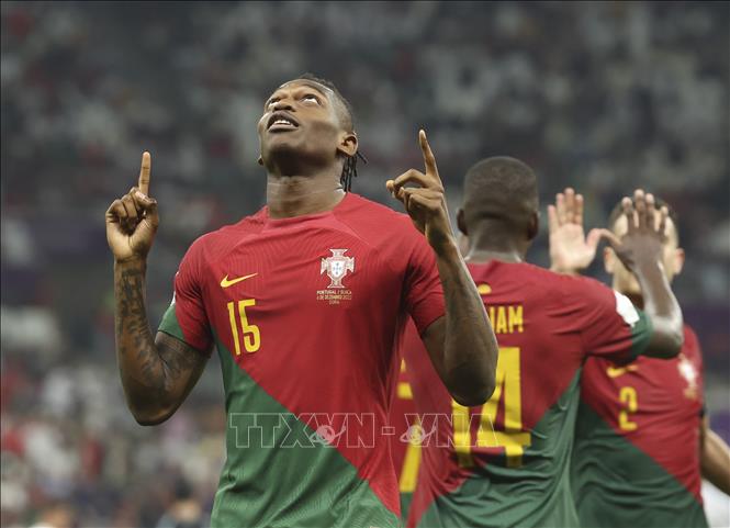 Tiền đạo Bồ Đào Nha Rafael Leao ăn mừng bàn thắng ấn định tỷ số 6-1 cho đội nhà trước Thuỵ Sĩ. Ảnh: THX/TTXVN