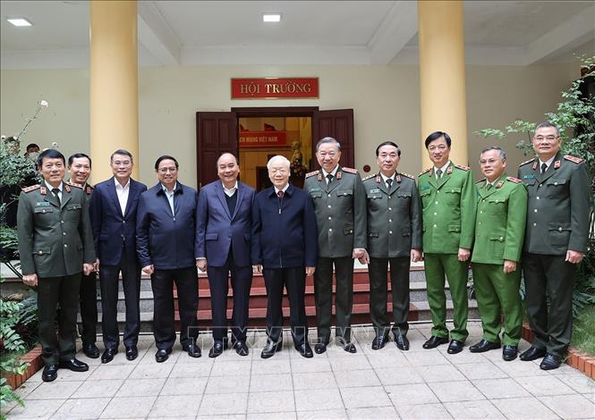 Trong ảnh: Tổng Bí thư Nguyễn Phú Trọng cùng các đồng chí lãnh đạo Đảng, Nhà nước với các đồng chí trong Đảng ủy Công an Trung ương. Ảnh : Trí Dũng- TTXVN