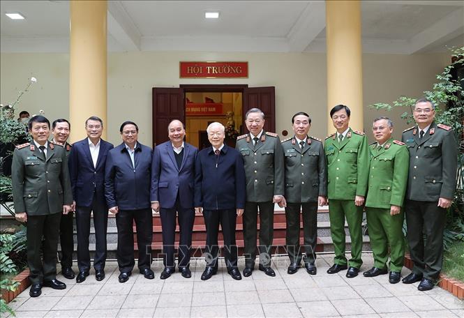 Trong ảnh: Tổng Bí thư Nguyễn Phú Trọng cùng các đồng chí lãnh đạo Đảng, Nhà nước với các đồng chí trong Đảng ủy Công an Trung ương. Ảnh : Trí Dũng- TTXVN