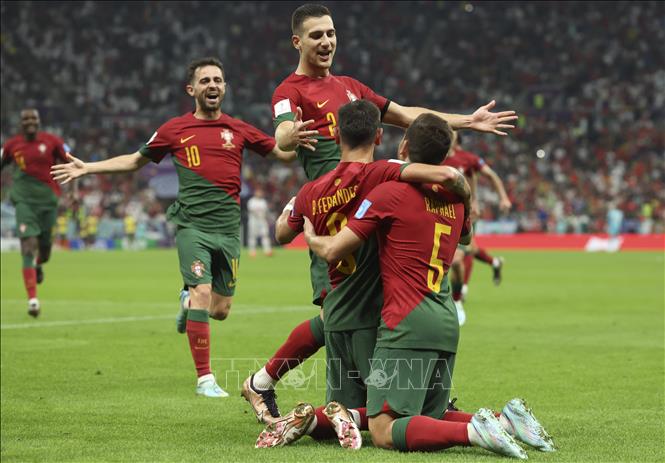 Niềm vui của các tuyển thủ Bồ Đào Nha khi vượt qua Thuỵ Sĩ để vào tứ kết World Cup 2022. Ảnh: THX/TTXVN
