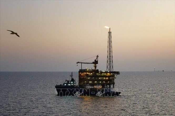 Trong ảnh: Giàn khoan dầu của Iran tại khu vực ngoài khơi Vịnh Persian . Ảnh: IRNA/TTXVN