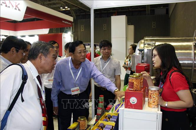 Trong ảnh: Các đại biểu tham quan triển lãm tại sự kiện Techconnect and Innovation Vietnam 2022. Ảnh: Tiến Lực – TTXVN