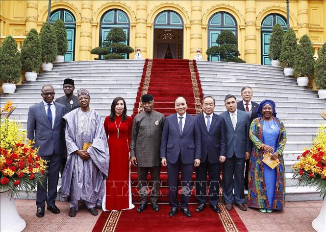 Chủ tịch nước Nguyễn Xuân Phúc chụp ảnh lưu niệm với Phó Tổng thống CHLB Nigeria Yemi Osinbajo. Ảnh: Thống Nhất- TTXVN
