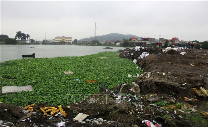 Rác thải vứt bữa bãi gây ô nhiễm tại phường Hải Bình, thị xã Nghi Sơn, tỉnh Thanh Hóa. Ảnh: Nguyễn Nam-TTXVN