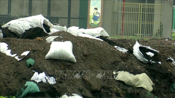 Nhiều bao bì vứt bừa bãi. Ảnh: Nguyễn Nam-TTXVN