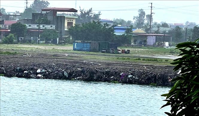 Mặc dù người dân đã nhiều lần phản ánh lên chính quyền, nhưng tình trạng ô nhiễm môi trường vẫn chưa được giải quyết.
Ảnh: Nguyễn Nam-TTXVN