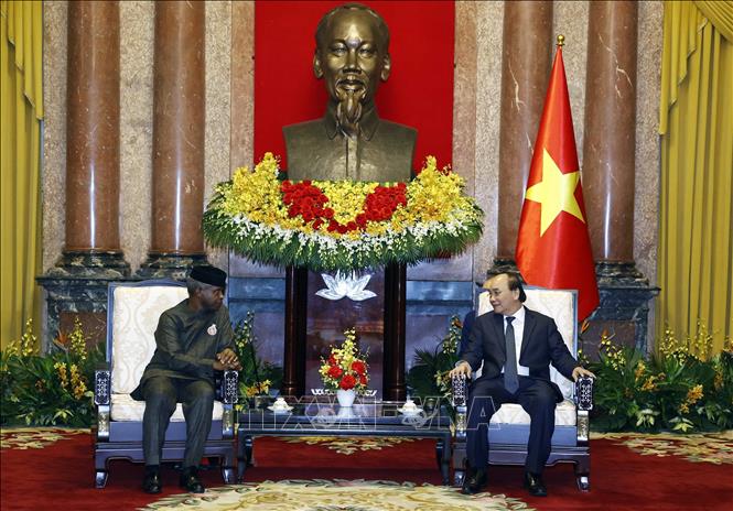 President Nguyen Xuan Phuc (R) receives Nigerian Vice President Yemi Osinbajo (L). VNA Photo: Thống Nhất