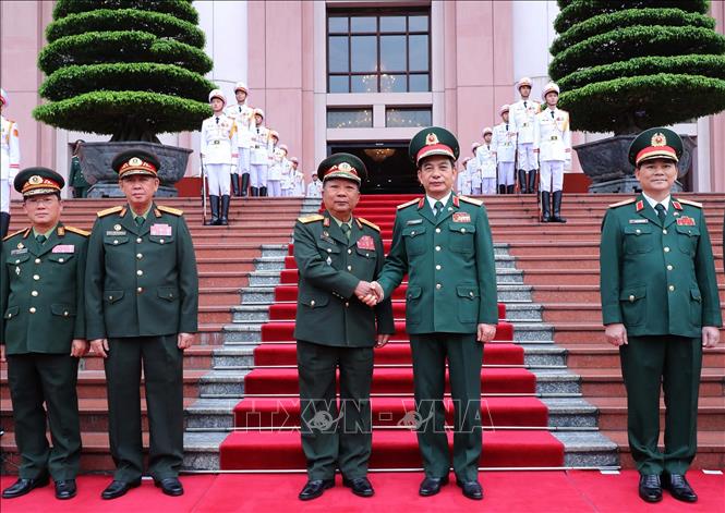 Bộ trưởng Bộ Quốc phòng Phan Văn Giang và Phó Thủ tướng, Bộ trưởng Quốc phòng Lào Chansamone Chanyalath tại lễ đón. Ảnh: Trọng Đức - TTXVN