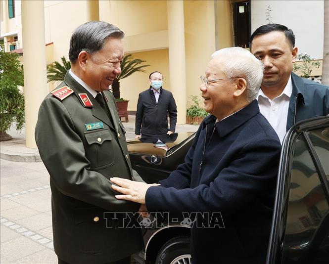 Politburo member and Minister of Public Security General To Lam welcomes Party General Secretary Nguyen Phu Trong (R). VNA Photo: Trí Dũng