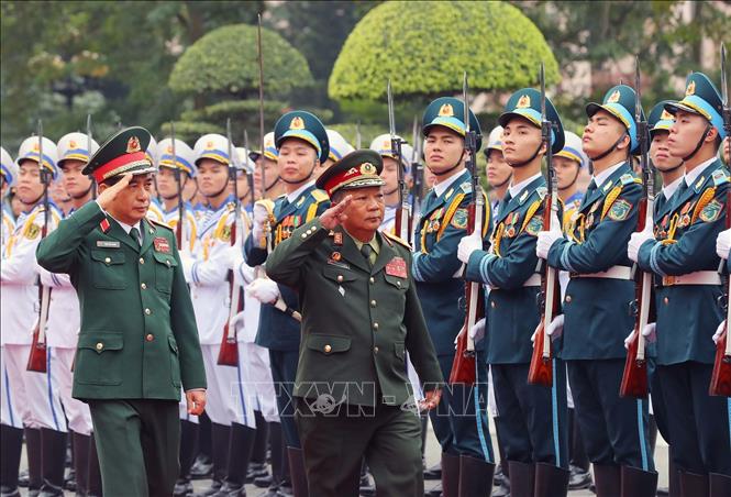General Phan Van Giang and General Chansamone Chanyalath inspect the Guard of Honour of the Vietnam People's Army during the welcome ceremony. VNA Photo: Trọng Đức 