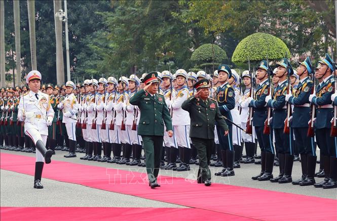 General Phan Van Giang and General Chansamone Chanyalath inspect the Guard of Honour of the Vietnam People's Army during the welcome ceremony. VNA Photo: Trọng Đức 