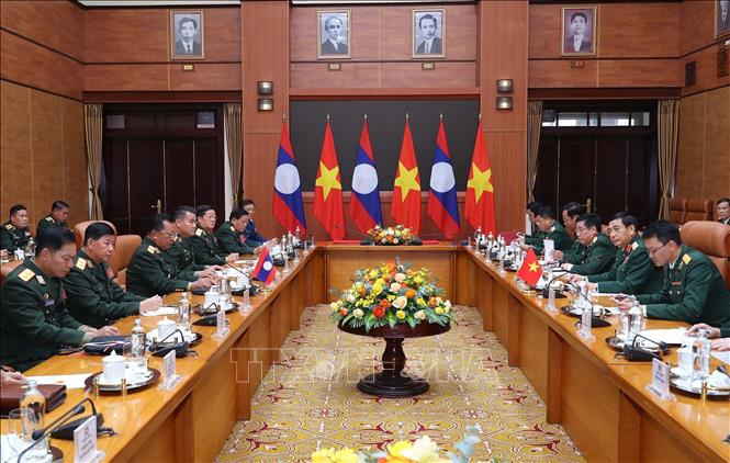 A view of the talks between General Phan Van Giang and General Chansamone Chanyalath. VNA Photo: Trọng Đức 