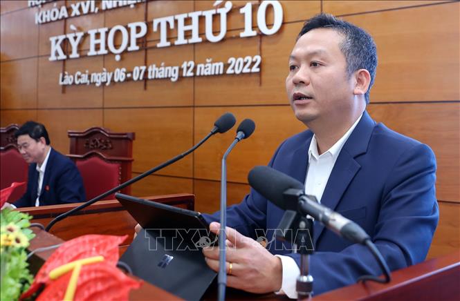 Trong ảnh: Giám đốc Sở Giao thông Vận tải - Xây dựng tỉnh Lào Cai Nguyễn Quốc Huy giải trình một số vấn đề cử tri quan tâm tại kỳ họp. Ảnh: Quốc Khánh - TTXVN 