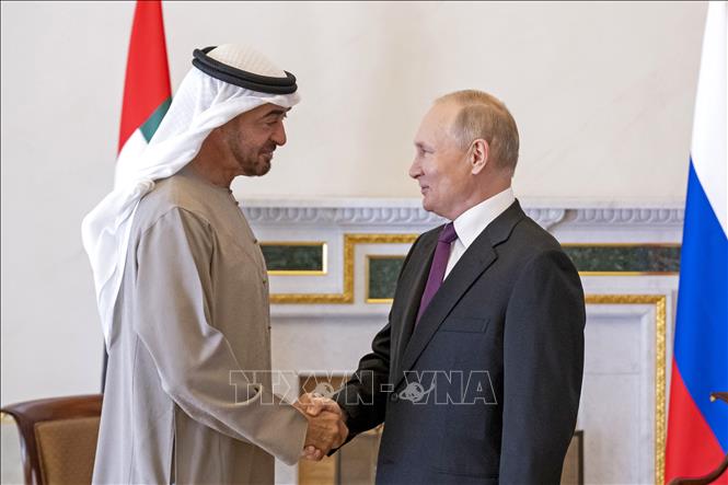 Trong ảnh (tư liệu): Tổng thống Nga Vladimir Putin và Tổng thống UAE Sheikh Mohamed bin Zayed al-Nahyan tại cuộc gặp ở Saint Petersburg, Nga, ngày 11/10/2022. Ảnh: AFP/ TTXVN