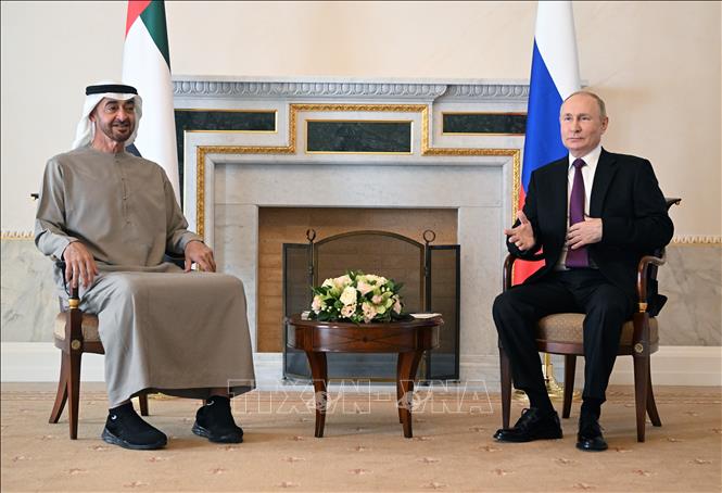Trong ảnh (tư liệu): Tổng thống Nga Vladimir Putin (phải) và Tổng thống UAE Sheikh Mohamed bin Zayed al-Nahyan tại cuộc gặp ở Saint Petersburg, Nga, ngày 11/10/2022. Ảnh: AFP/ TTXVN