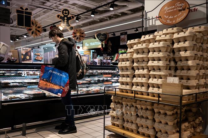 Trong ảnh: Người dân mua thực phẩm tại siêu thị ở Bordeaux, Pháp. Ảnh: AFP/ TTXVN