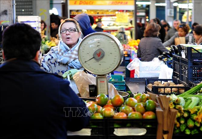 Trong ảnh: Người dân mua thực phẩm tại một khu chợ ở Rome, Italy. Ảnh: AFP/ TTXVN