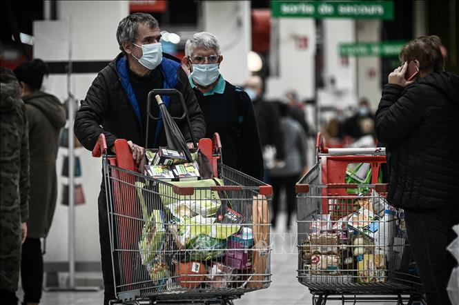 Trong ảnh: Người dân mua sắm trong siêu thị tại Bordeaux, Pháp. Ảnh: AFP/ TTXVN