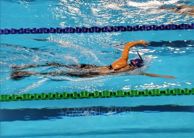 Các vận động viên thi đấu nội dung Chân vịt đôi 400m nữ. Ảnh: Tuấn Đức - TTXVN