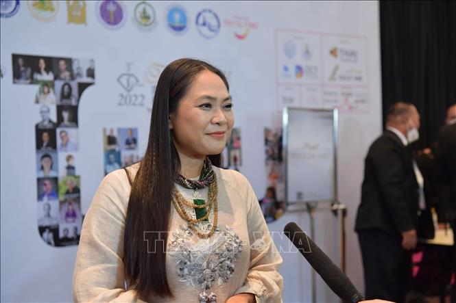 Nhà thiết kế Lê Thị Lan Hương, khách mời đặc biệt của Ban tổ chức Tuần lễ thời trang quốc tế tơ lụa Thái Lan lần thứ 3, chia sẻ về thiết kế áo dài từ lụa Thái. Ảnh: Huy Tiến - P/v TTXVN tại Thái Lan