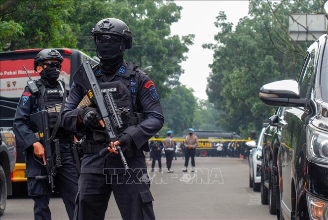 Trong ảnh: Cảnh sát gác bên ngoài đồn cảnh sát ở thành phố Bandung, Indonesia, sau vụ đánh bom ngày 7/12/2022. Ảnh: AFP/TTXVN