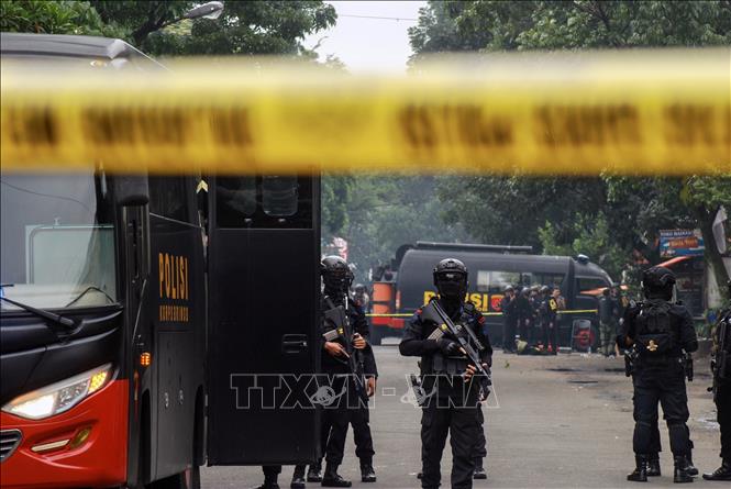 Trong ảnh: Cảnh sát gác bên ngoài đồn cảnh sát ở thành phố Bandung, Indonesia, sau vụ đánh bom ngày 7/12/2022. Ảnh: AFP/TTXVN