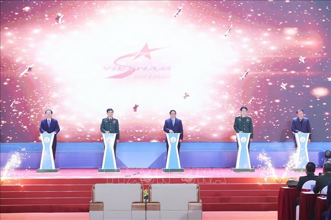 Thủ tướng Phạm Minh Chính và các đại biểu bấm nút khai mạc Triển lãm Quốc phòng quốc tế Việt Nam 2022. Ảnh: Dương Giang - TTXVN
