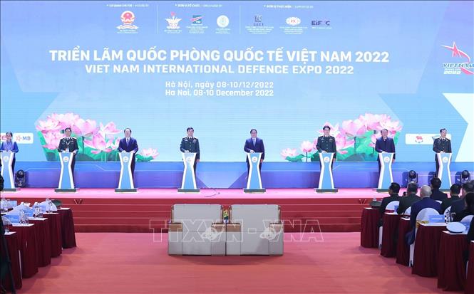 Thủ tướng Phạm Minh Chính và các đại biểu bấm nút khai mạc Triển lãm Quốc phòng quốc tế Việt Nam 2022. Ảnh: Dương Giang - TTXVN
