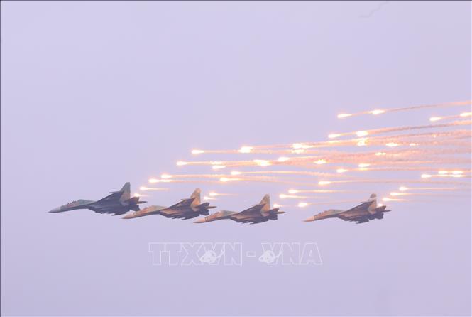 Màn trình diễn của Su-30 tại lễ khai mạc. Ảnh: Văn Điệp - TTXVN