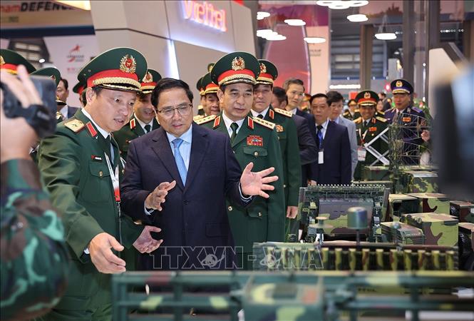 Thủ tướng Phạm Minh Chính tham quan mô hình sản phẩm vũ khí, khí tài tại Triển lãm Quốc phòng quốc tế Việt Nam 2022. Ảnh: Dương Giang - TTXVN
