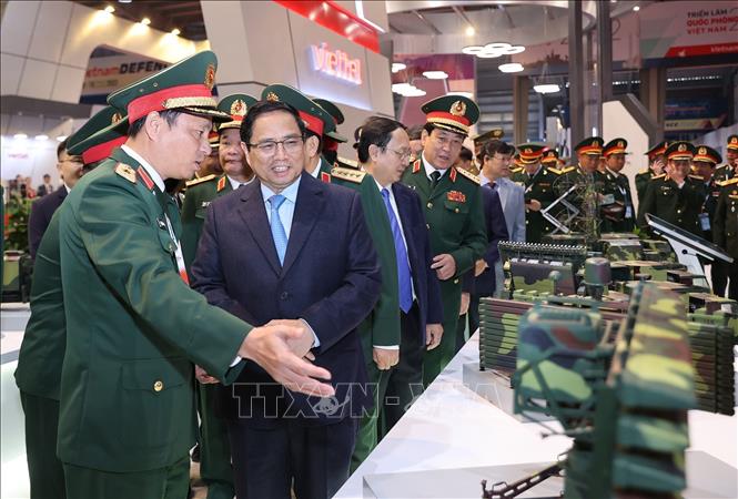 Thủ tướng Phạm Minh Chính tham quan mô hình sản phẩm vũ khí, khí tài tại Triển lãm Quốc phòng quốc tế Việt Nam 2022. Ảnh: Dương Giang - TTXVN