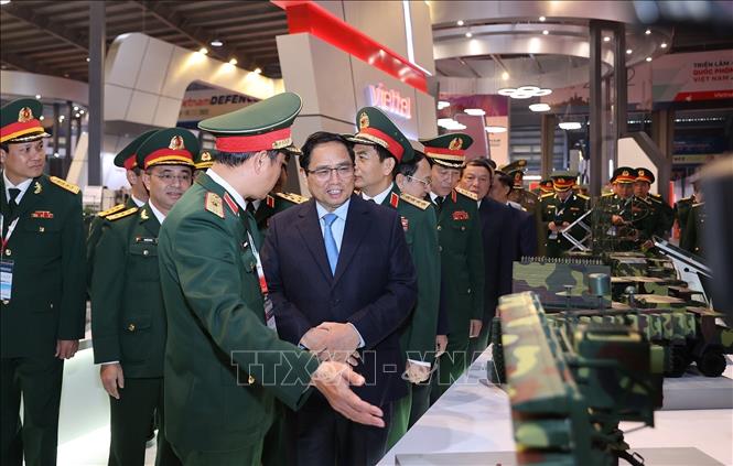Thủ tướng Phạm Minh Chính tham quan mô hình sản phẩm vũ khí, khí tài tại Triển lãm Quốc phòng quốc tế Việt Nam 2022. Ảnh: Dương Giang - TTXVN