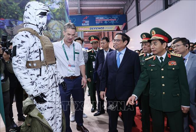 Thủ tướng Phạm Minh Chính tham quan trưng bày sản phẩm vũ khí, khí tài tại Triển lãm Quốc phòng quốc tế Việt Nam 2022. Ảnh: Dương Giang - TTXVN
