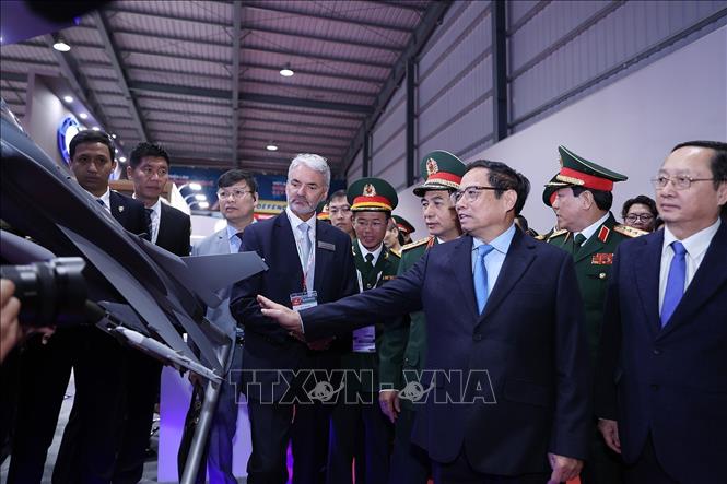 Thủ tướng Phạm Minh Chính tham quan trưng bày sản phẩm vũ khí, khí tài tại Triển lãm Quốc phòng quốc tế Việt Nam 2022. Ảnh: Dương Giang - TTXVN
