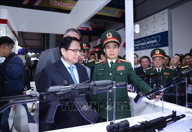 Thủ tướng Phạm Minh Chính tham quan trưng bày sản phẩm vũ khí, khí tài tại Triển lãm Quốc phòng quốc tế Việt Nam 2022. Ảnh: Dương Giang - TTXVN
