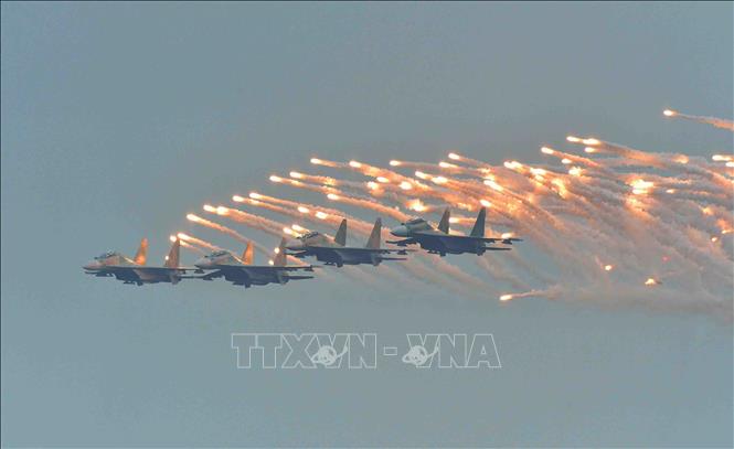 Trong ảnh: Màn trình diễn của Su–30 tại lễ khai mạc. Ảnh: Minh Đức - TTXVN


