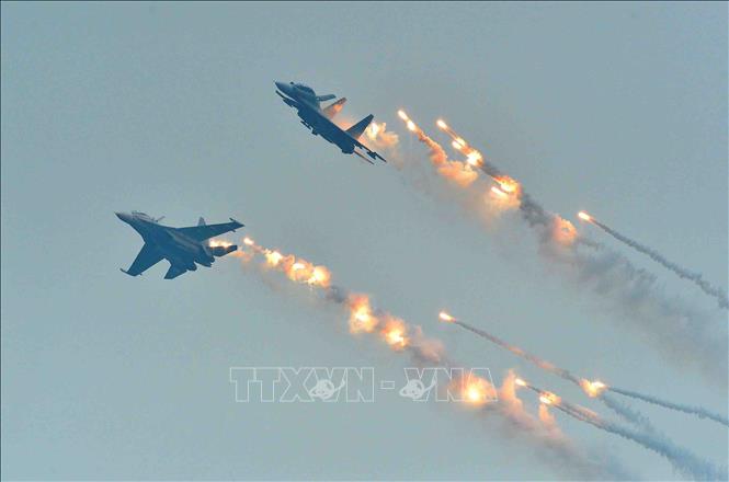 Trong ảnh: Màn trình diễn của Su–30 tại lễ khai mạc. Ảnh: Minh Đức - TTXVN


