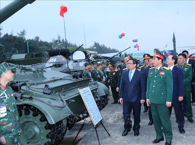 Thủ tướng Phạm Minh Chính tham quan các gian trưng bày tại triển lãm. Ảnh: Trọng Đức - TTXVN