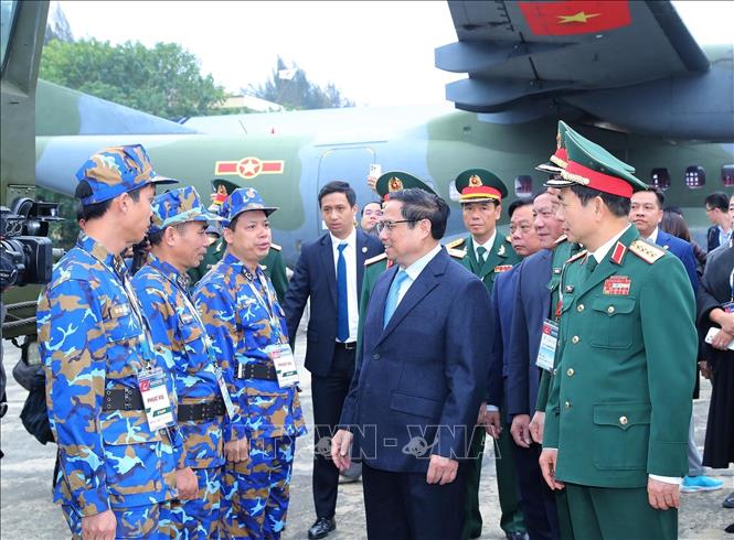 Thủ tướng Phạm Minh Chính tham quan các gian trưng bày tại triển lãm. Ảnh: Trọng Đức - TTXVN