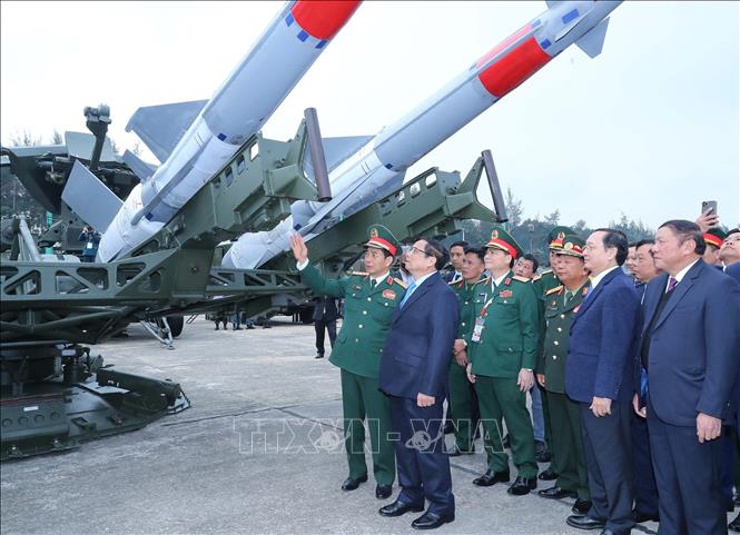 Thủ tướng Phạm Minh Chính tham quan các gian trưng bày tại triển lãm. Ảnh: Trọng Đức - TTXVN