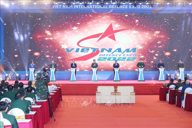 Thủ tướng Phạm Minh Chính và các đại biểu khai mạc triển lãm. Ảnh: Trọng Đức - TTXVN