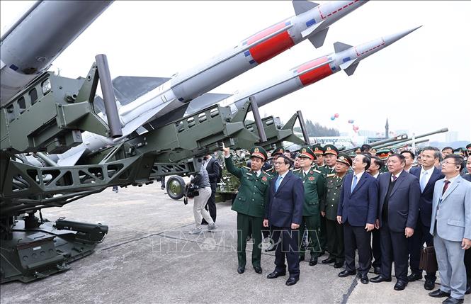 Thủ tướng Phạm Minh Chính tham quan trưng bày sản phẩm vũ khí, khí tài tại Triển lãm Quốc phòng quốc tế Việt Nam 2022. Ảnh: Dương Giang - TTXVN
