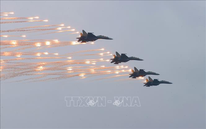 Màn trình diễn của Su-30 MK2 tại lễ khai mạc. Ảnh: Dương Giang – TTXVN
