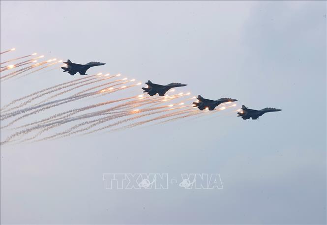 Màn trình diễn của Su-30 MK2 tại lễ khai mạc. Ảnh: Dương Giang – TTXVN
