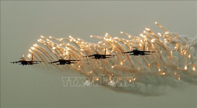 Biên đội 4 chiếc Su-30MK2 trình diễn trong ngày khai mạc với màn bay nhả đạn mồi bẫy tên lửa trên bầu trời. Ảnh: Lâm Khánh - TTXVN